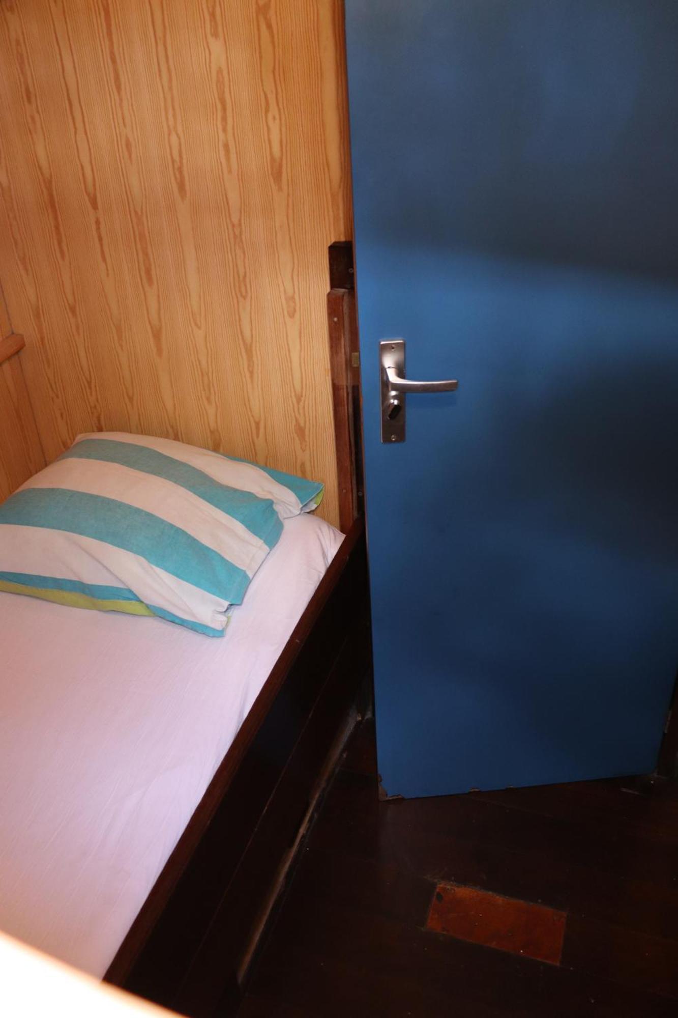 Intersail Hostel - Avontuur Амстердам Экстерьер фото