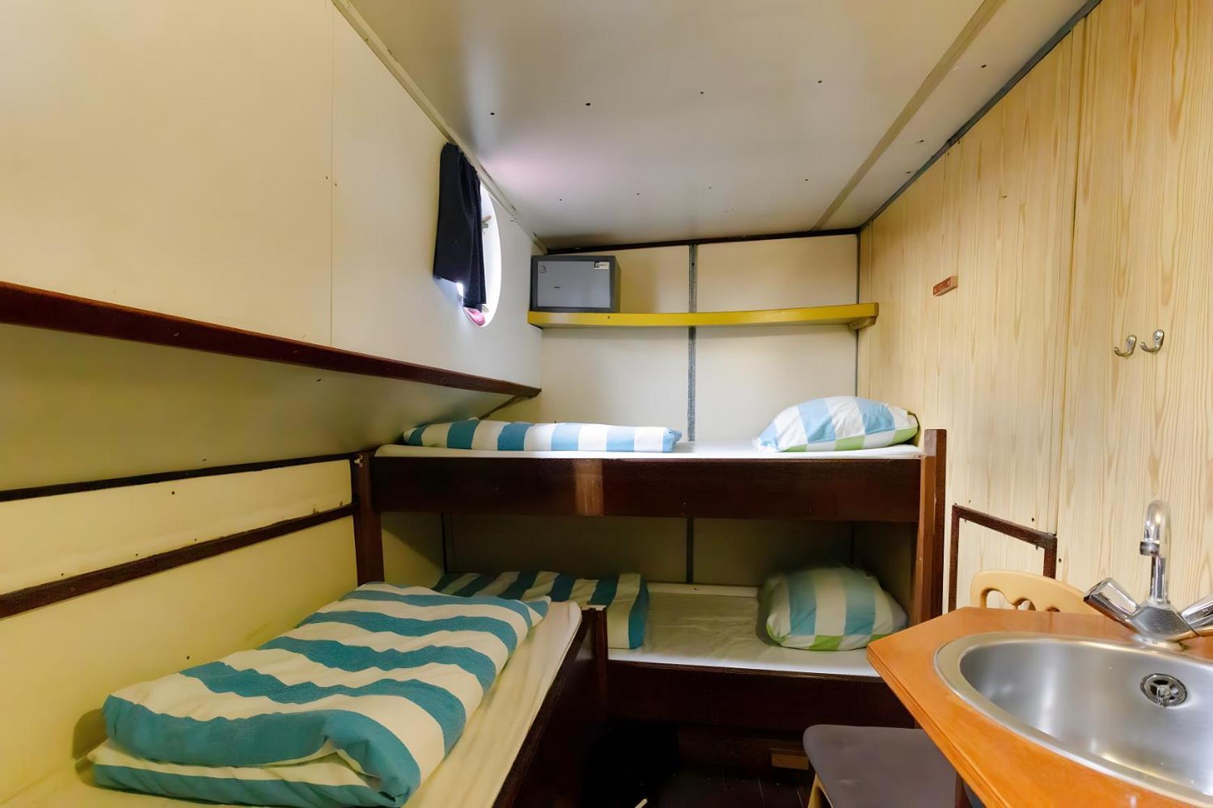 Intersail Hostel - Avontuur Амстердам Экстерьер фото