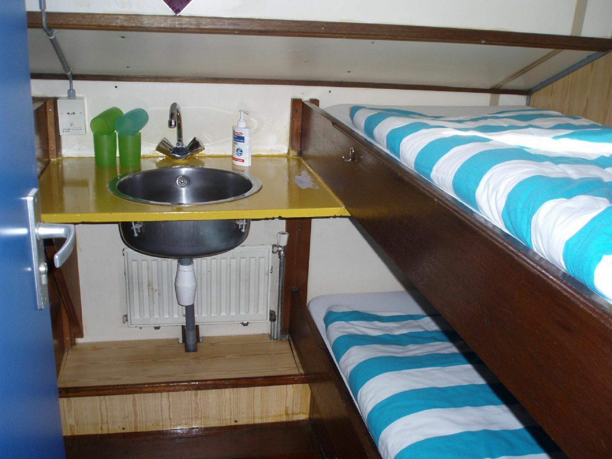 Intersail Hostel - Avontuur Амстердам Экстерьер фото